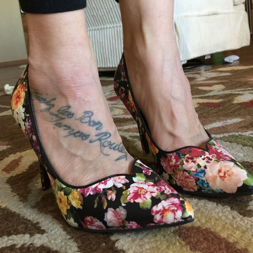 Anne Michelle Floral Pumps